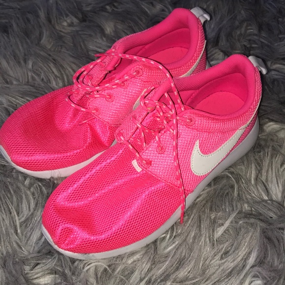 hot pink nike roshe